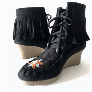 1.4.3 Girl Tootsie Boho Black Moccasin Suede Fringe Wedge Boots